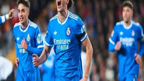 “哈兰德失点引争议，裁判判罚成焦点，范戴克戏笑拍掌，利物浦门将神扑震撼观众”